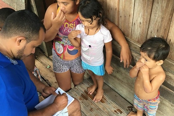 Prefeito visita moradores afetados pela cheia do rio Jari.